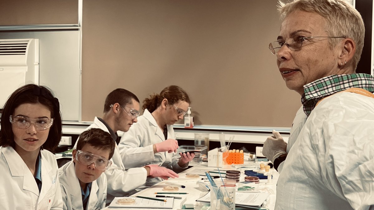 QIMRB_Institute's tweet photo. We can’t tell who was having more fun here – our researchers or the students! 👩‍🔬 🐛 🦘 🩸 🔬 

In June, Scabies Senior Group Leader Associate Professor Katja Fischer, Senior Research Officer @DeepsDarshi and PhD student @SaraTay45, Parasitologist @DrCatherineWorm ... https://t.co/mSFfApkMOY