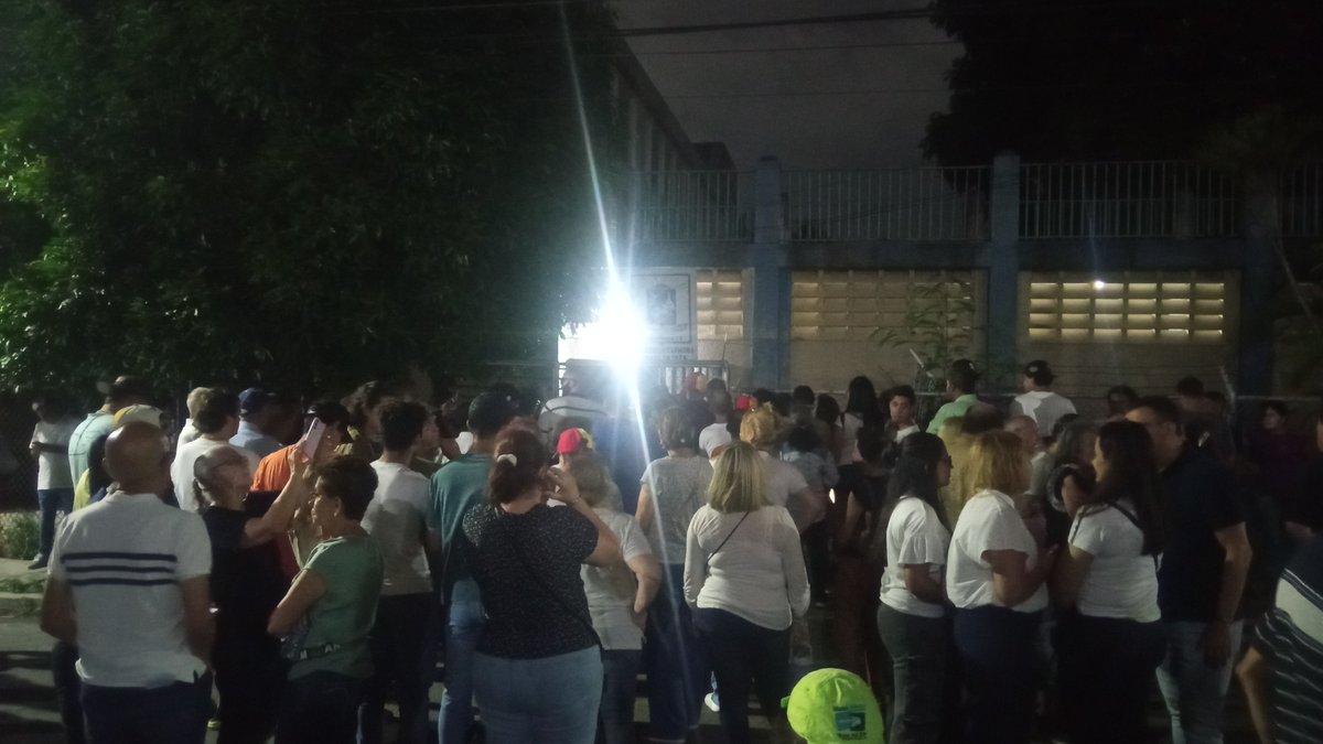 vasquezvisual's tweet image. A esta hora 8.50pm en Centro de Votación LB Federico Carmona no permiten acceso a votantes para escrutinio de votos #bqto #EleccionesVenezuela2024 #venezuelalibre #28jul