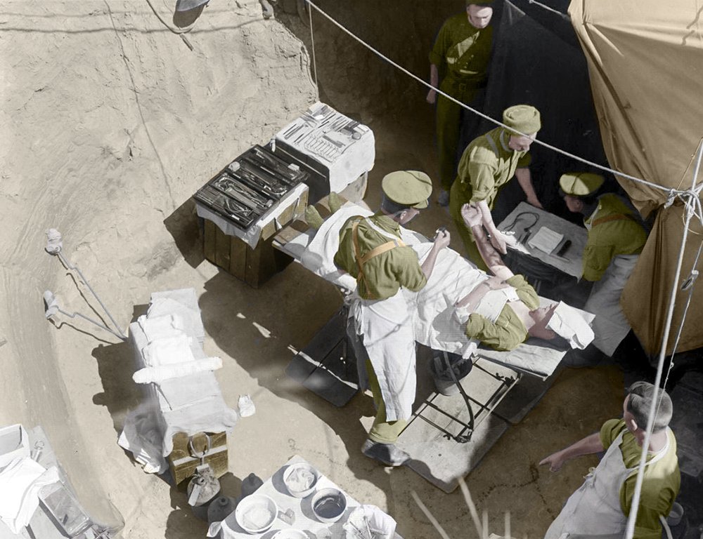 kedituti's tweet photo. #gallipoli #gallipolicampaign #gallipoli1915 #anzaccove #suvla #battleofgallipoli #canakkalesavasi #capehelles #dardanelles
İngiliz 42. ( Doğu Lancashire ) Tümeni Sahra Hastanesi'nin operasyon sığınağında bir askerin kolundan mermi çıkarılıyor. Gelibolu 1915 https://t.co/V2OpbVX82T