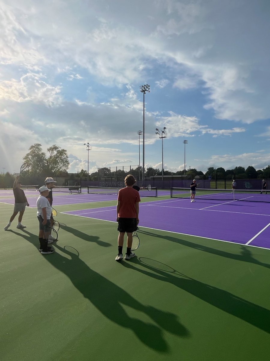 Senior and Junior Dylan Price and Collin Beachler held a doubles clinic for our Freshmen today. Nice job guys!