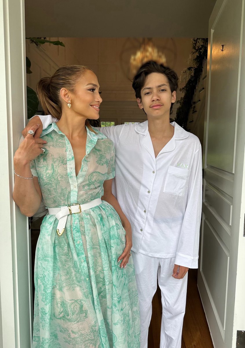 JLo's tweet photo. My whole heart 💚🤍 https://t.co/hTYH5Pjbf0