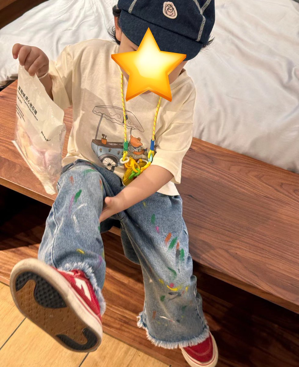 cloudastridd's tweet image. fora de casa depois do horário de dormir pq agora ele é rebelde