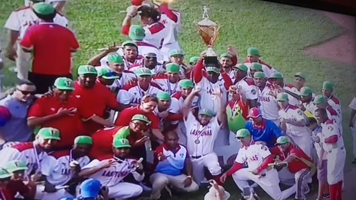 CulturaManati's tweet photo. Los muchachos de Pantoja,
además de Leñadores, 
se volvieron torcedores 
y se fumaron la hoja 
de tabaco. Verde y roja 
es la  marea triunfal.
Las Tunas en carnaval  
vive este día de gloria,  
festejando la Victoria 
de su Campeón Nacional https://t.co/OKmmgjuewY