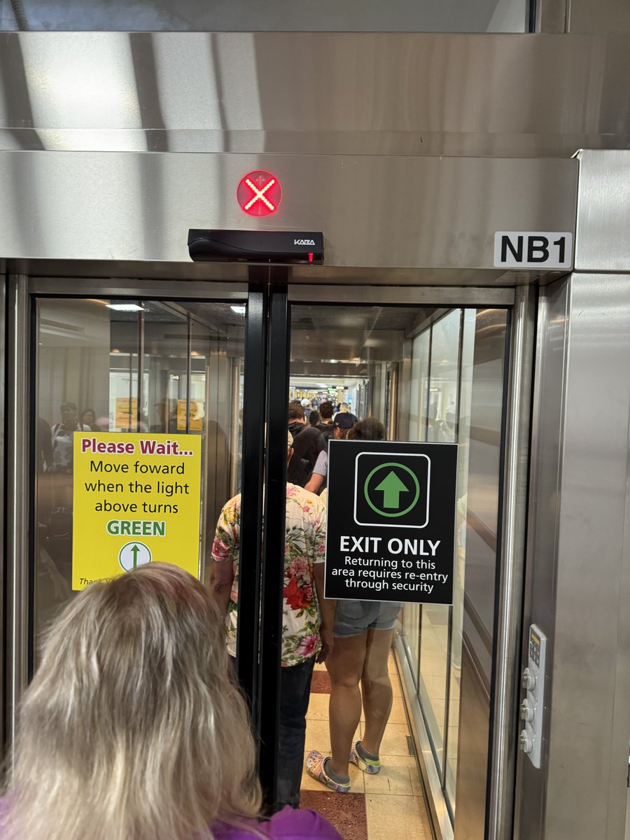 andrewdunck's tweet photo. You said you’d look into this but the doors are still far too slow and unsynchronized. This is dangerous. https://t.co/TjiQ51Qsm6
