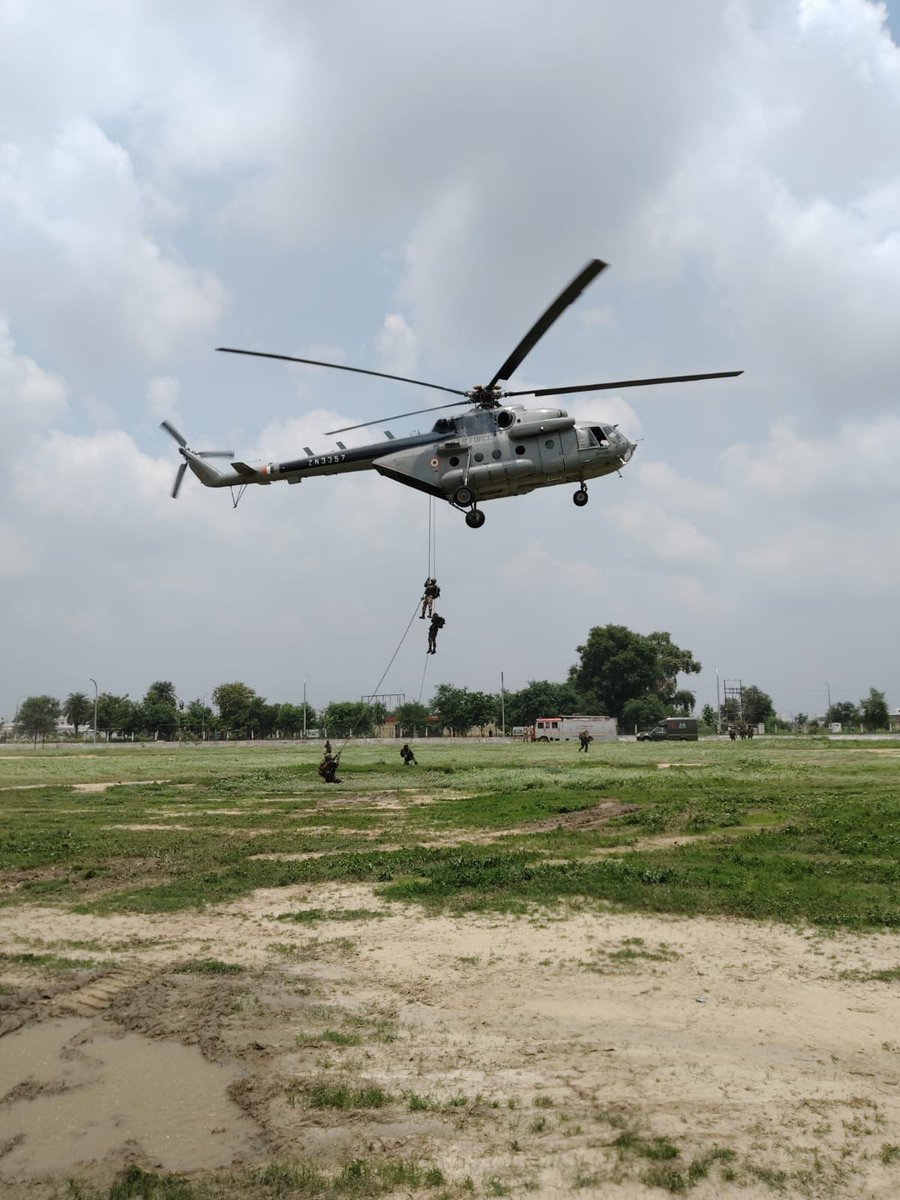westerncomd_IA's tweet photo. #IndianArmy
#Jointmanship

#JessoreWarriors of #PineDivision carried out Integrated training with #IndianAirForce on Special Heliborne Operations to enhance synergy and jointness in battlefield to #StrikeFastStrikeDeep.

#KhargaCorps 
@adgpi https://t.co/Tup8NdCXRD