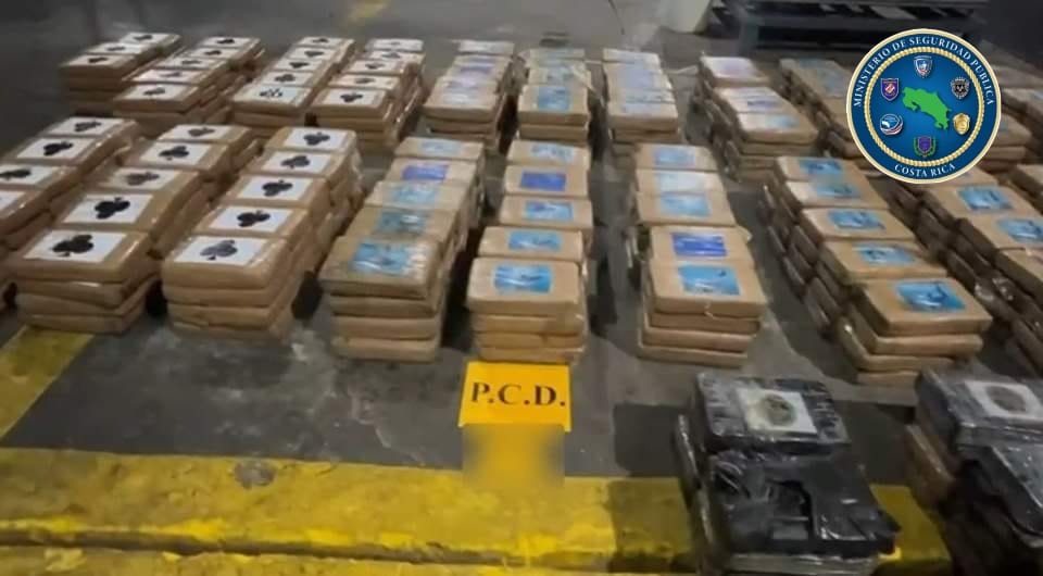 ViuditaCR's tweet photo. #Puntarenas #Quepos
El Ministro de Seguridad don Mario Zamora, informa sobre la interdicción Por #Guardacostas #GOPES, de un barco pesquero dentro del cual, se hallan 700 kilos de cocaína
Trabajo de @seguridadcrc con colaboración de #USA
Cuatro detenidos, uno de ellos reincidente https://t.co/U6Lor0GKHN