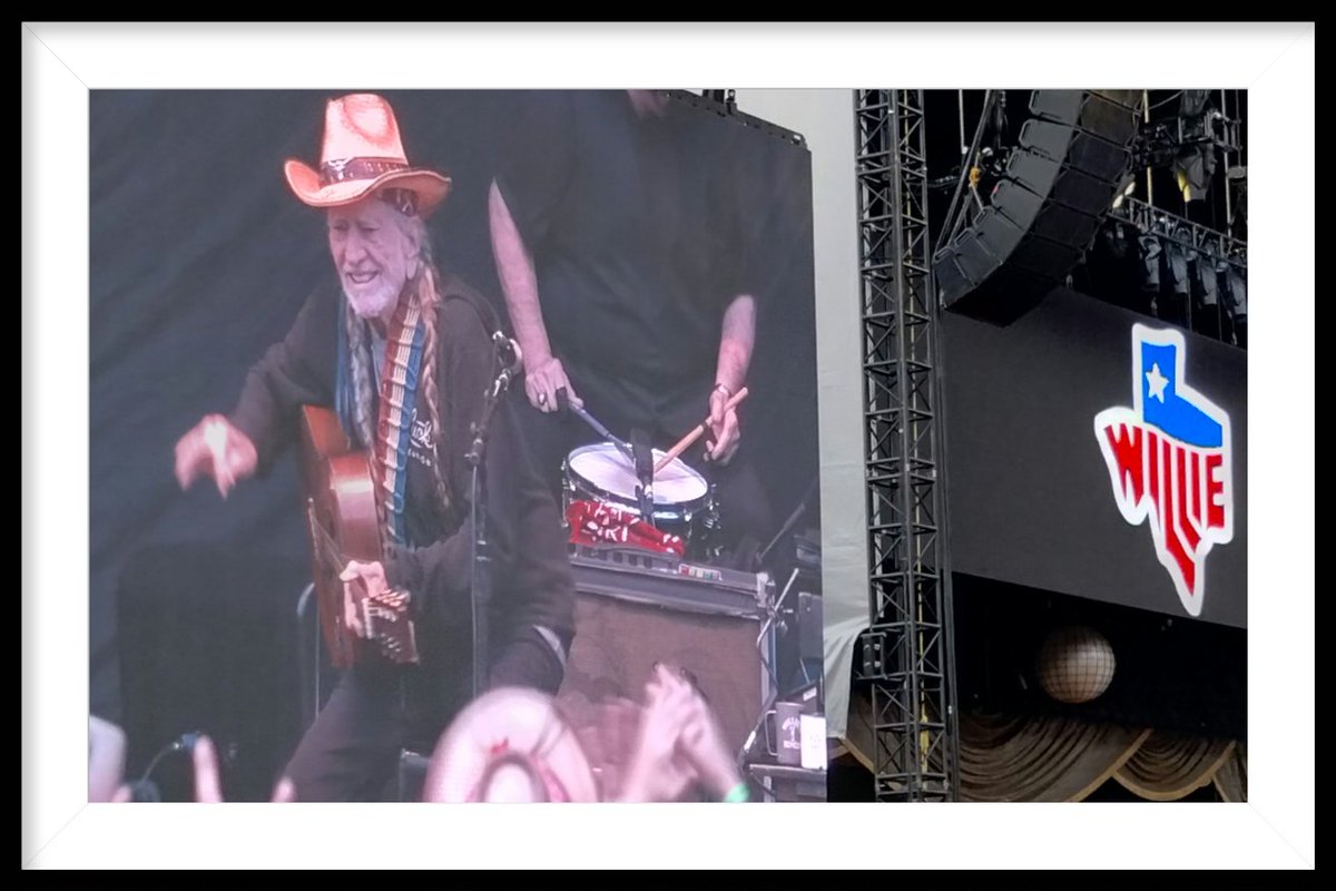 DarwinPerrier's tweet photo. Yes, Willie is back and doing well.  Heartfelt performance last night! ❣️ https://t.co/WpoofhQctu