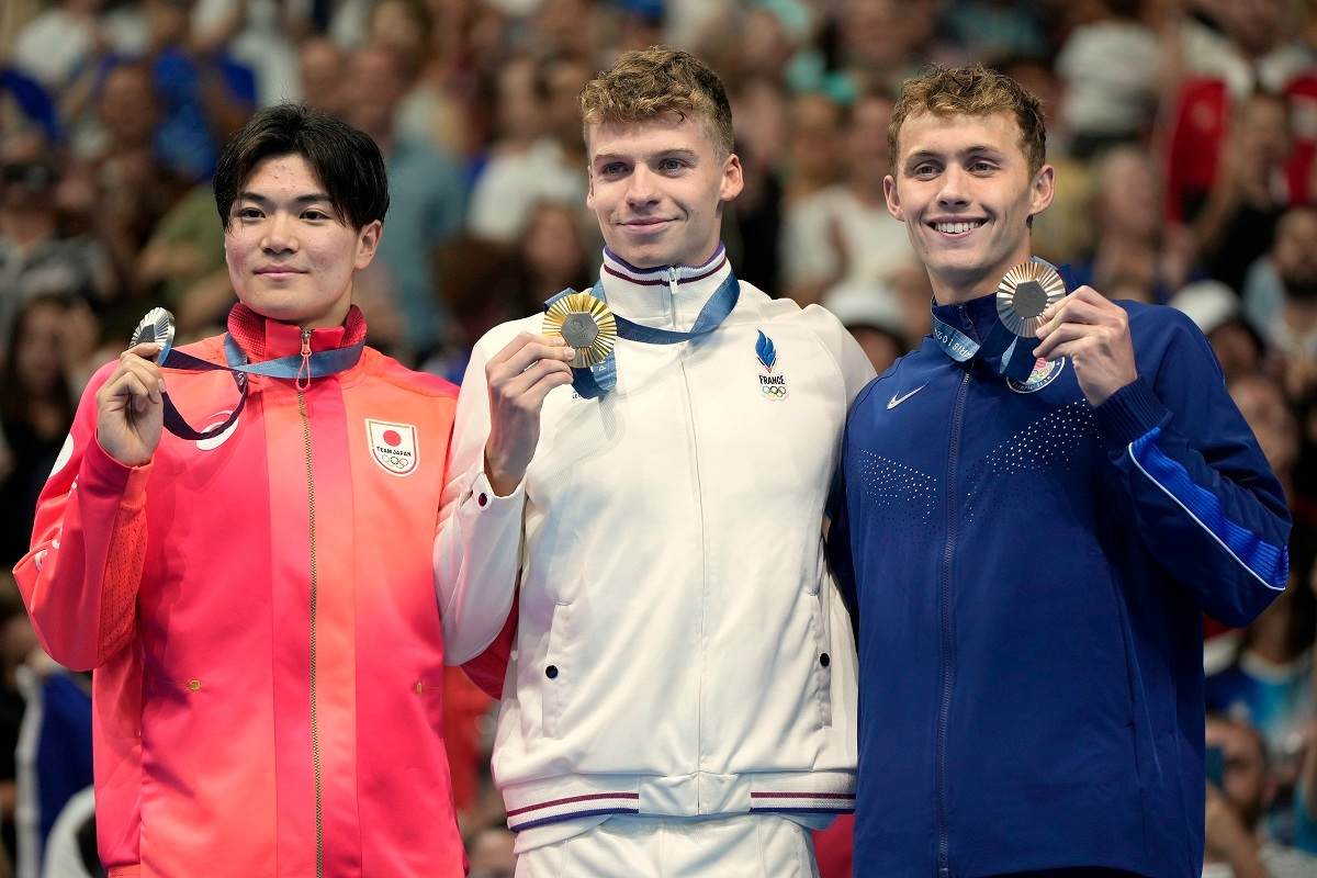 オリンピック　銀メダル The Silver Goes to Japan's Tomoyuki Matsushita; Léon Marchand