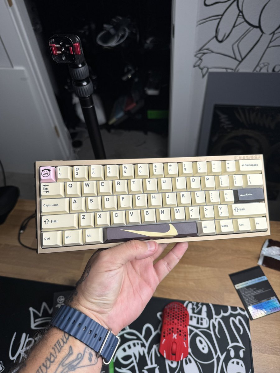 NachoCustomz's tweet photo. Selling wooting 60 Travis Scott themed $450 shipped. 
Holy60 mocha case. 60he+ module and custom keycaps 

Viper v3 pro LV supreme custom $160 shipped. 

Rts appreciated. https://t.co/41EViJnqwZ