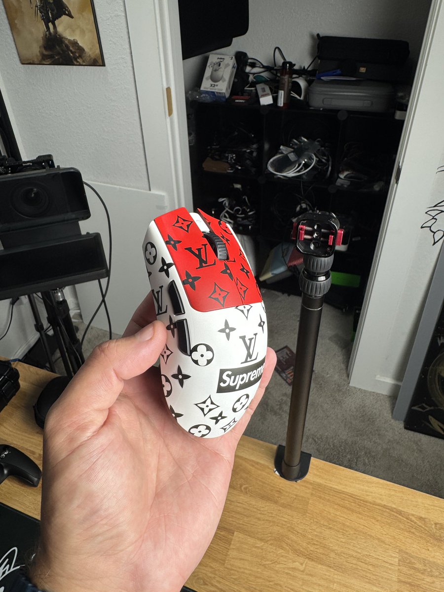 NachoCustomz's tweet photo. Selling wooting 60 Travis Scott themed $450 shipped. 
Holy60 mocha case. 60he+ module and custom keycaps 

Viper v3 pro LV supreme custom $160 shipped. 

Rts appreciated. https://t.co/41EViJnqwZ