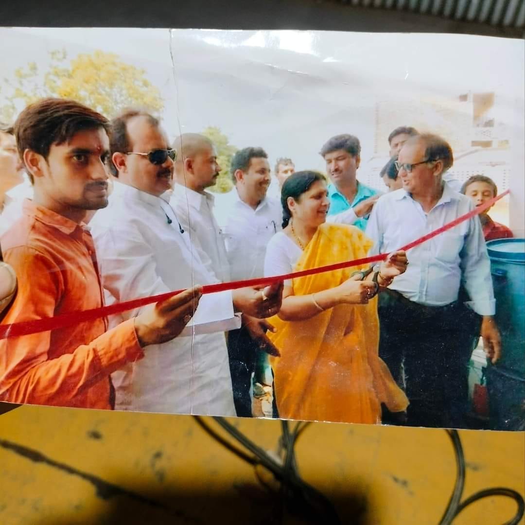 rajeshsinghch11's tweet image. अगर इनका का रिश्ता गैंगस्टर के अपराधी रत्नेश दुबे से नहीं है तो यह एक हफ्ते पहले की फोटो कैसे आप जानबूझकर अपराधियों को बचा रही हैं  अनुपम दुबे के रिश्तेदार हैं ताकि मामलों में मुल्ज़िम है
 आज भी शराब ठेके चल रहे हैं 
@adgzonekanpur @UPGovt @myogiadityanath @dgpup 
@AmitKAnandIPS