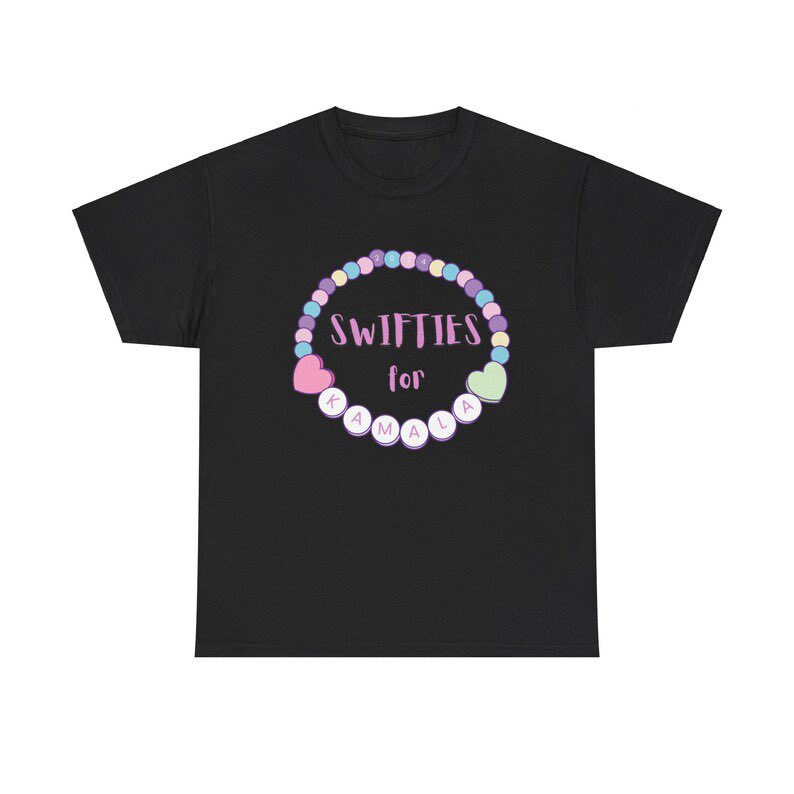 lavenderdes13's tweet photo. SWIFTIES FOR KAMALA! 🇺🇸🫶

Profits will be donated directly to the Harris campaign! Purchase here:
https://t.co/bEJmd9TKj5 https://t.co/tuNm8hxK2F