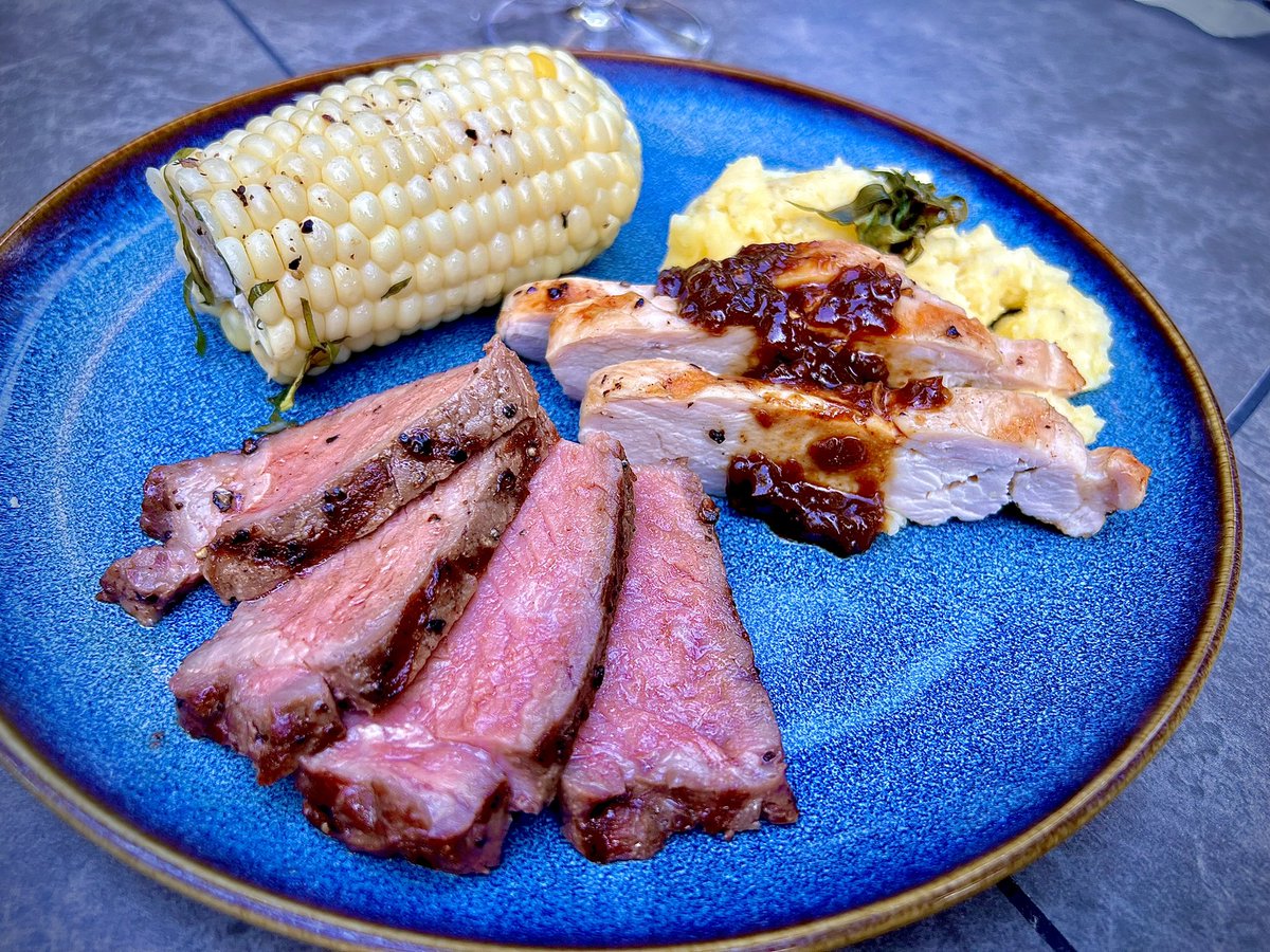 トレジョで買ったポットのバジルを間隔をあけるようにデリカップに数苗ずつ植え替えたら、小さかった苗もグングン成長してる😍バジル増量中🌿🌿🌿

今夜は、夫のグリルディナー🍽️このバジルを使ったバジルコーンも一緒に☺️