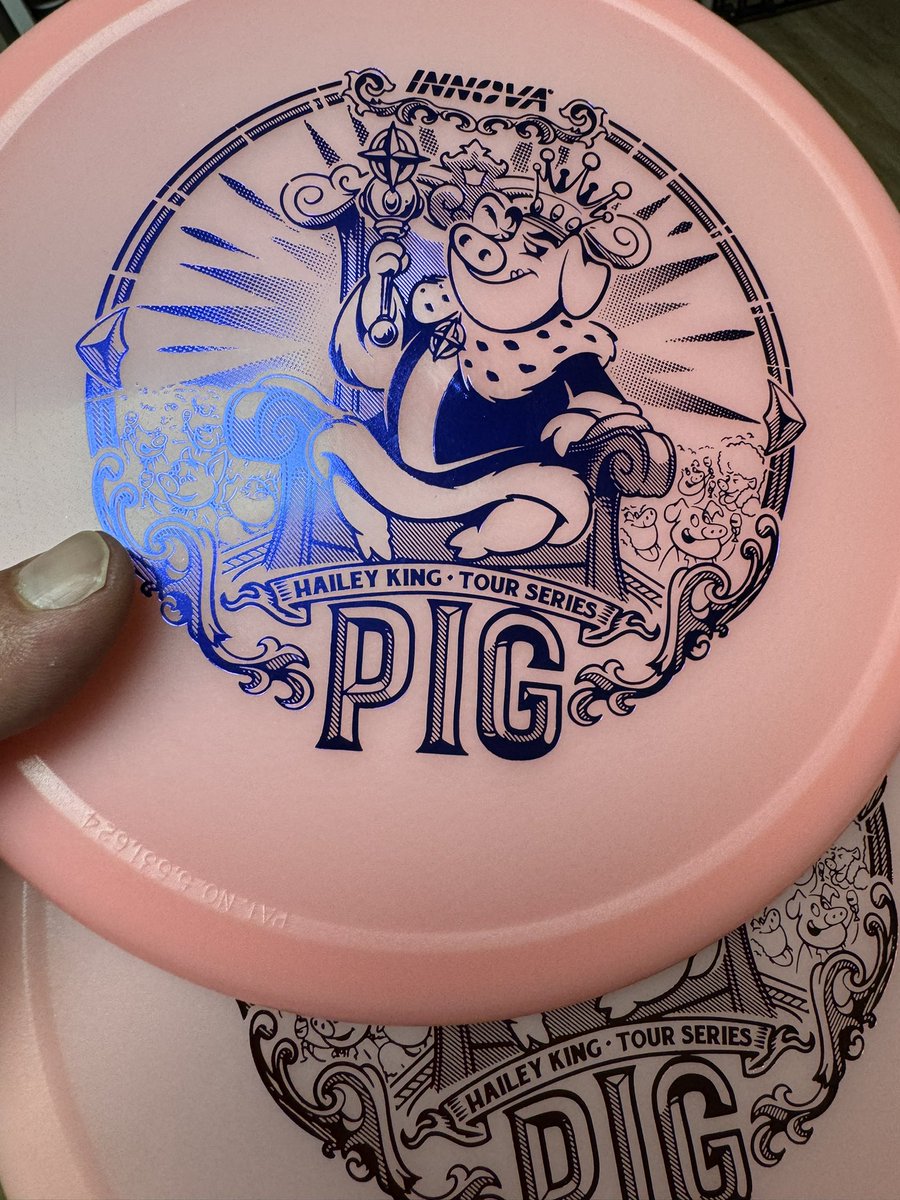 Trex530's tweet image. For all you pig lovers. These are board flat and very similar feeling to the 2020 Ricky’s. Hopefully they fly similar too. #colorglow is the best plastic ever. #INNOVA #discgolf