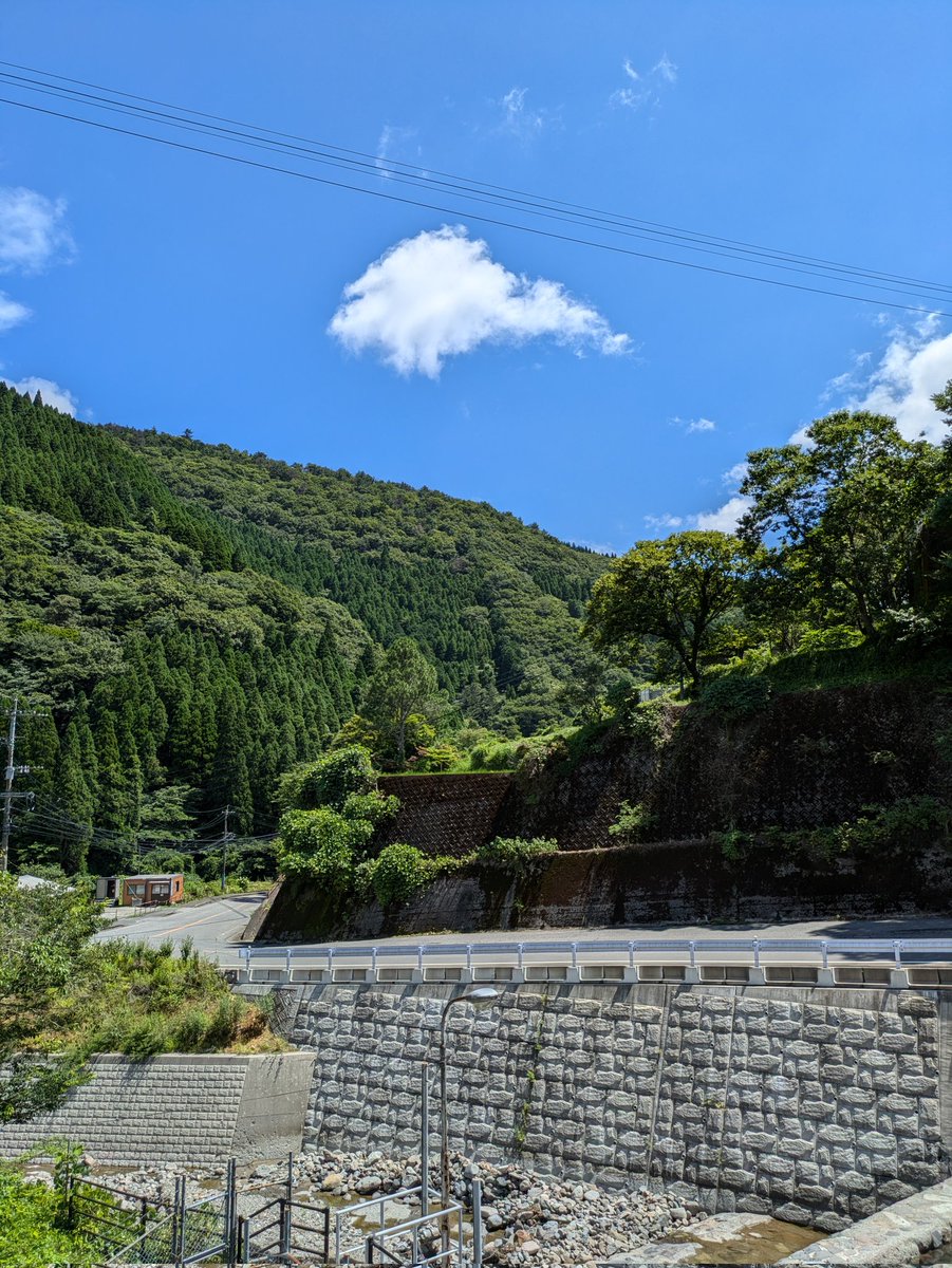 takaosou's tweet photo. ある日の
2階 「竹の間」からの景色です⛰️☀
毎日暑い日が続きますので
水分・塩分補給をしっかりと😊
#大分 #湯布院 #由布院 #大分旅行 #九州観光 #旅館 #温泉旅館 #九州観光 #高尾荘
#료칸 #온천 #kyushu #kyushutravel #healingtravel #yuhuin #ryokan #hotspringinn #touristspot #takaosou https://t.co/MARj7Po4gM