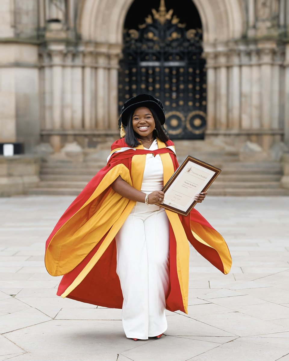 drveekativhu's tweet photo. Allow me to reintroduce myself, - Dr. Vee Kativhu:  aka, the youngest honorary doctorate degree recipient (H. DUniv Brad) 🇿🇼 https://t.co/IoLZ3f7L7j