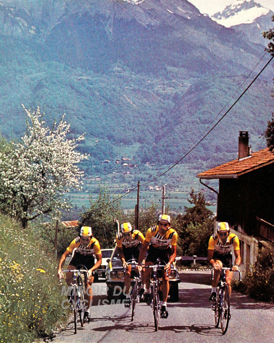 Miroir2Cyclisme's tweet photo. Bernard Hinault & l'équipe Renault Gitane dans la côte de Domancy, reconnaissant le circuit des championnats du monde de cyclisme à Sallanches (1980)
📸 MC
#BernardHinault #RenaultGitane #Domancy #Sallanches1980 #cyclisme #cycling #ciclismo @CyrilleGuimard https://t.co/bYn9VPCvmY