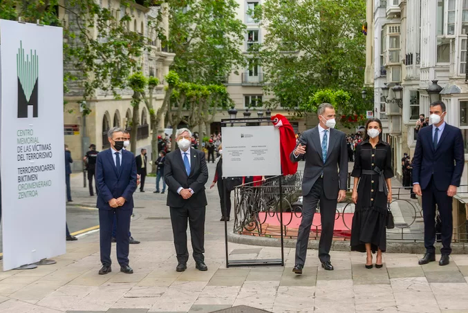 La plataforma Memoria Osoa convoca una movilización contra la medalla a un memorial que olvida el 3 de Marzo y recuerda a Carrero Blanco  naiz.eus/eu/info/notici…