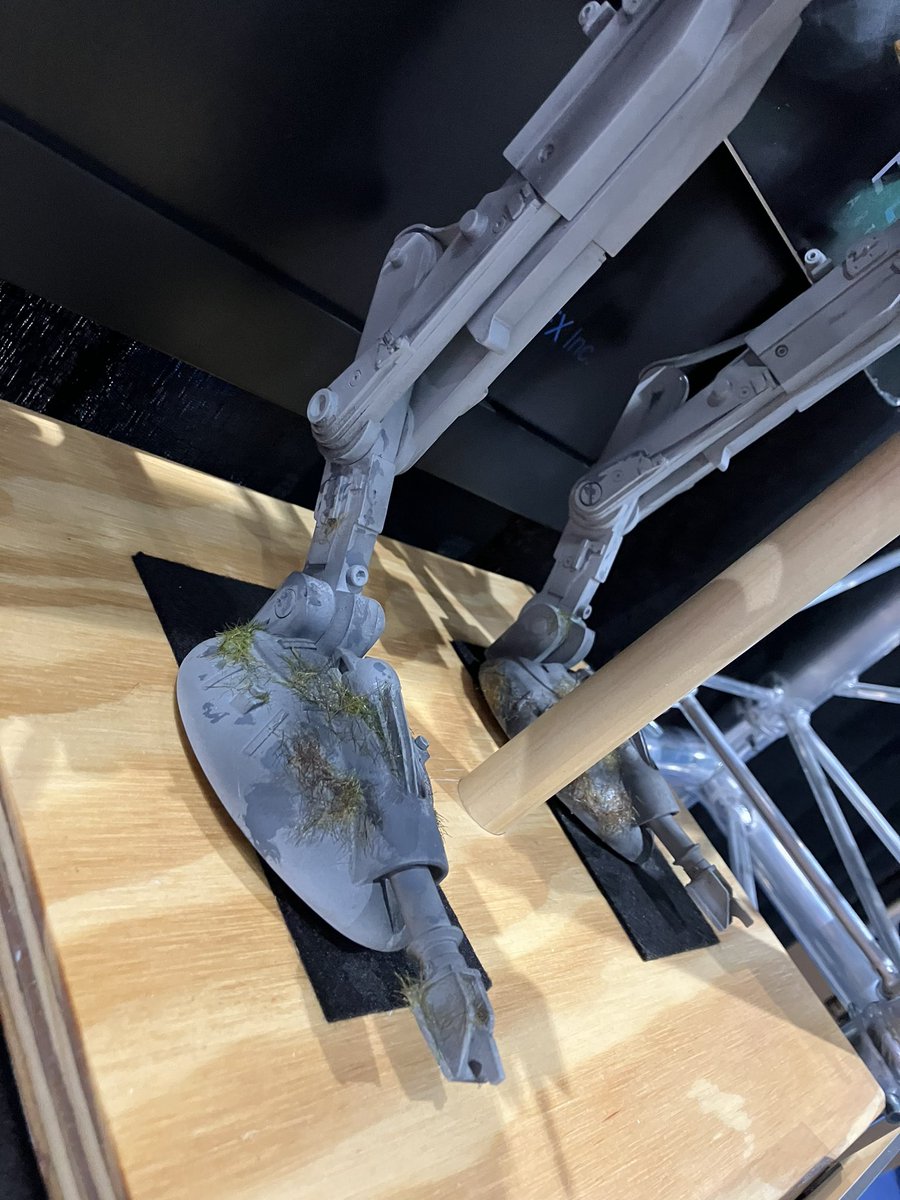 sovhollycolle's tweet photo. 【EFXコレクティブルズ】ブースに展示されていた発売予定商品の１つは、『#スターウォーズ』シリーズに登場する「AT-STウォーカー」❗️

こちらは撮影に使用した模型のレプリカとなっており、足元に草がついているのを見るにエンドアの戦いにて登場したものでしょうか🤔
詳細は予約開始までお預けです‼️ https://t.co/Bz0ORTMRET
