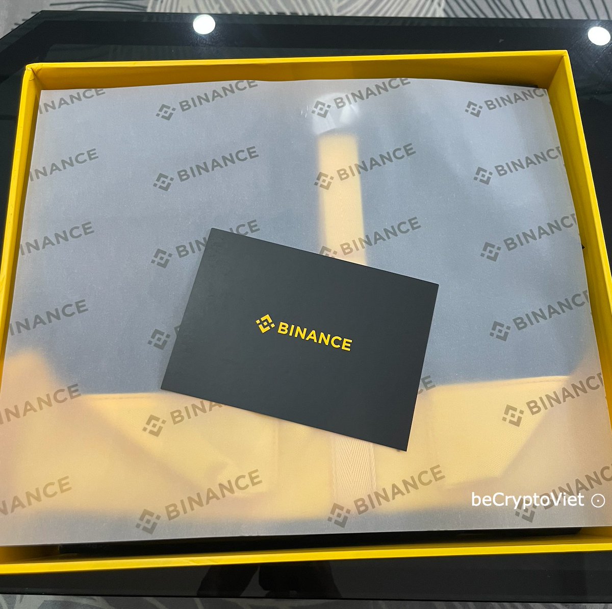 BeCryptoViet's tweet photo. 7 năm 1 chặng đường… chúc mừng Binance lên 7 ❤️ 

Cám ơn @binance_vietnam và anh @vietbigbrother đã gửi quà đến CryptoViet nhé ạ.

#cryptoviet #binance7YA https://t.co/uYwYMl5WyS