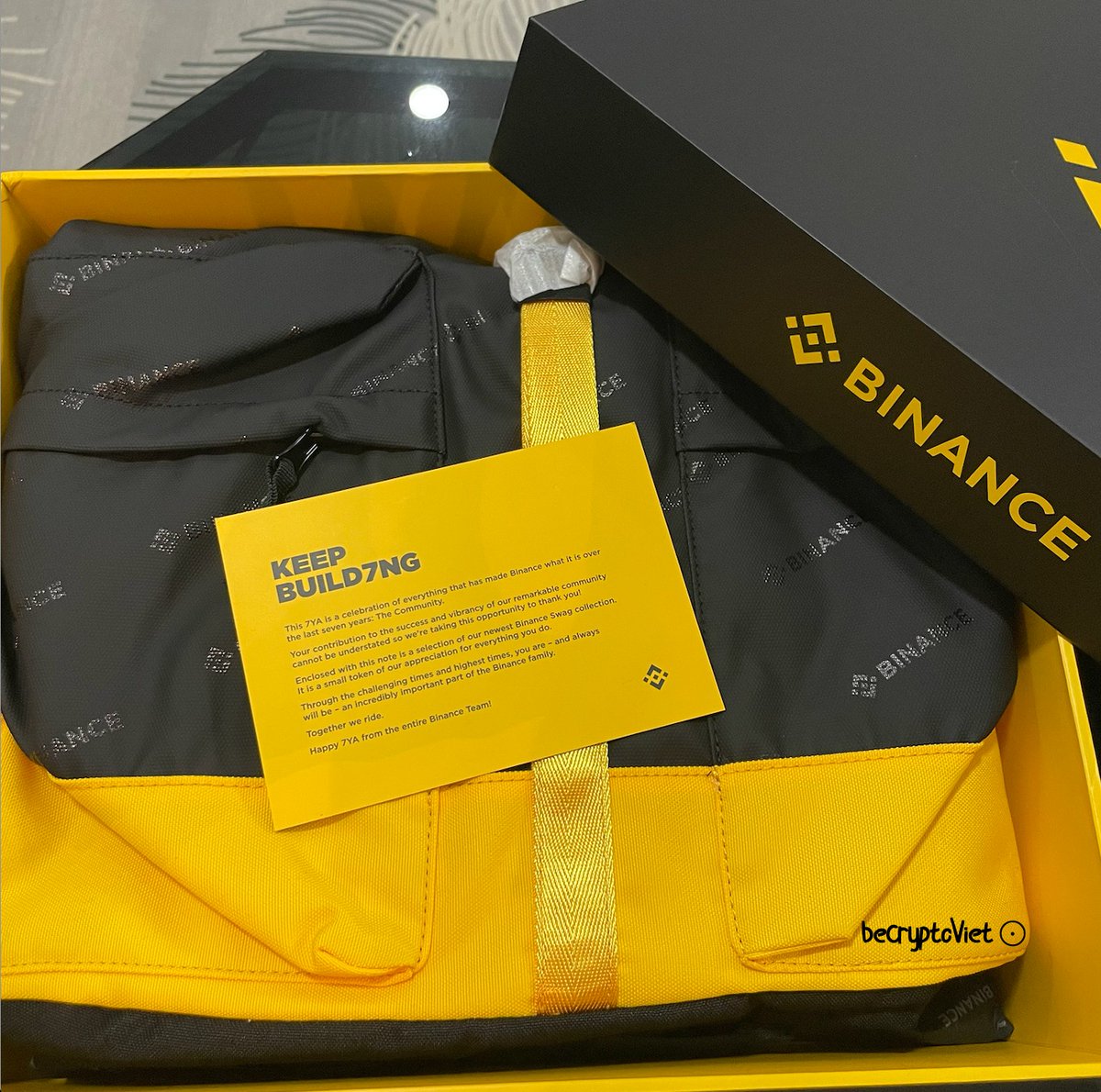 BeCryptoViet's tweet photo. 7 năm 1 chặng đường… chúc mừng Binance lên 7 ❤️ 

Cám ơn @binance_vietnam và anh @vietbigbrother đã gửi quà đến CryptoViet nhé ạ.

#cryptoviet #binance7YA https://t.co/uYwYMl5WyS