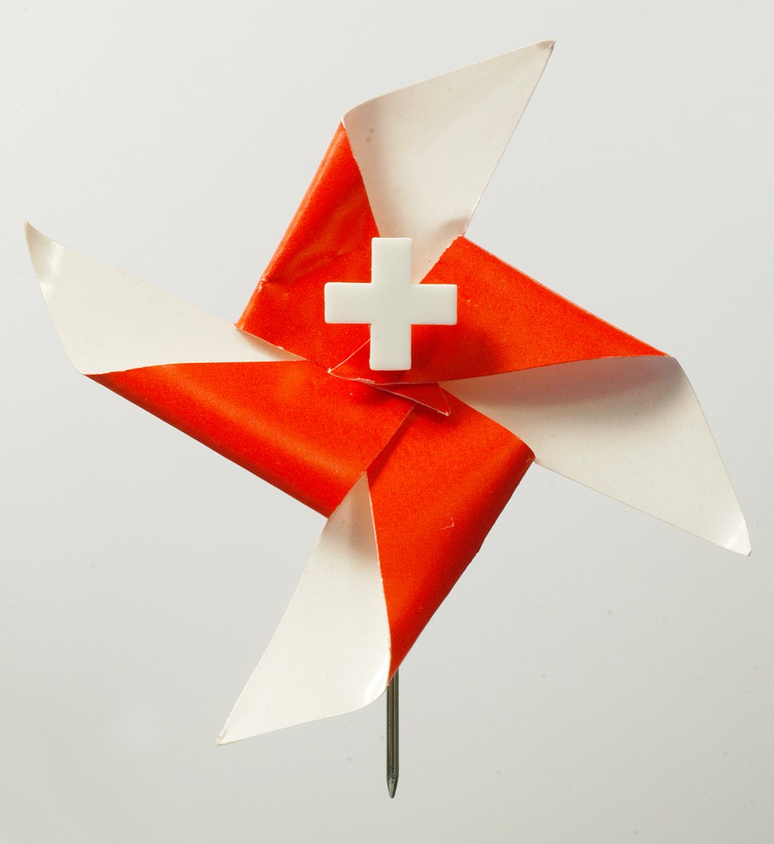 Unsere drei Häuser sind am 1. August geöffnet. 🇨🇭🥳
Die Barfüsserkirche ist geöffnet von 10 bis 17 Uhr, das Musikmuseum und das Haus zum Kirschgarten von 11 bis 17 Uhr.

Wir freuen uns auf euren Besuch!

Im Bild zu sehen ist ein Bundesfeierabzeichen vom 1. August 1988.