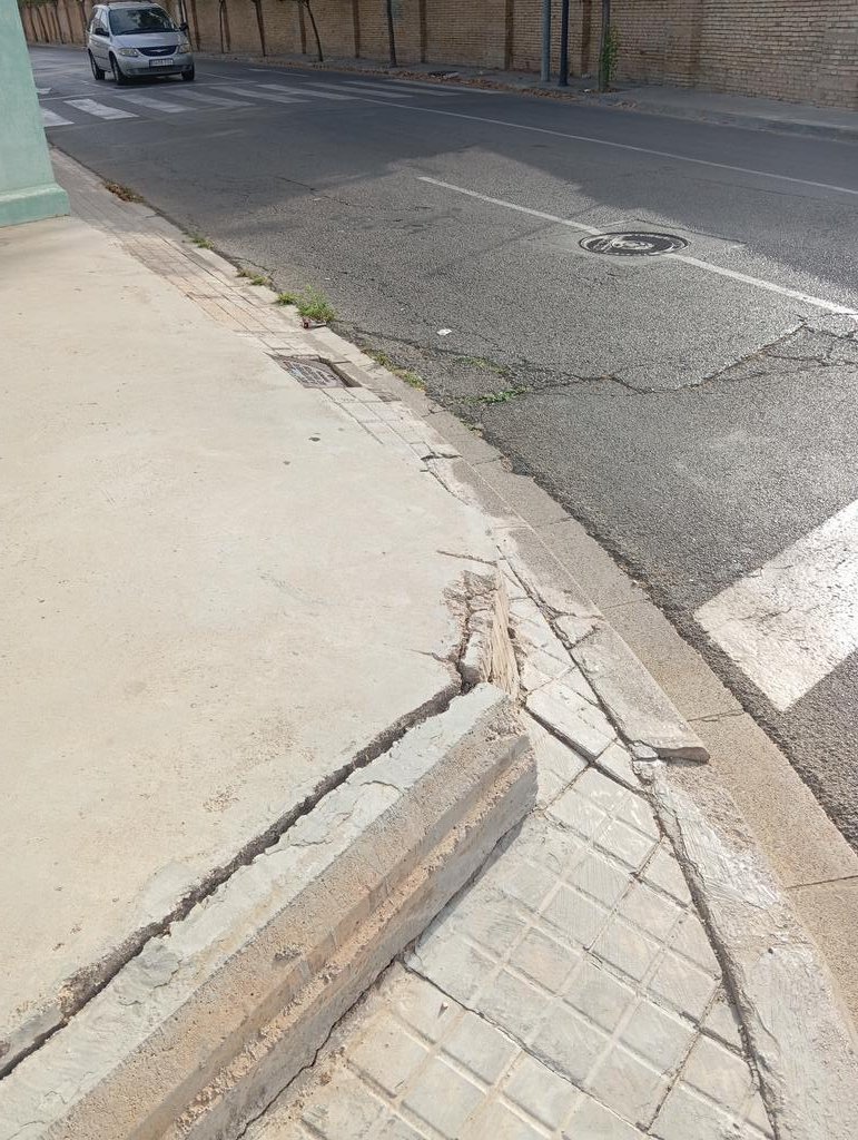 beblas's tweet photo. Pues pq voy con muleta, pero si llego a ir con silla de ruedas , ¿cómo pasó? #Valéncia #Xirivella #GranTuria #discapacidad https://t.co/SpEyxPyQ5K