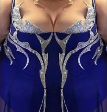 jol_vil's tweet photo. Que peut représenter le motif de la robe de Barbara Butch si ce n'est un phallus émergeant des flammes? Quel peut donc être le message? 🤔
Si c'est un cœur à l'envers, serait-ce l'inverse de l'amour? https://t.co/oEEf2oLGbo