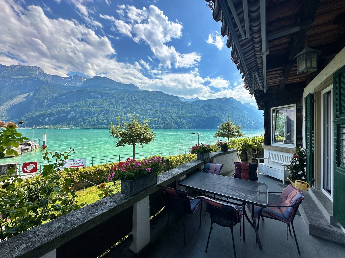 TeamTait's tweet photo. We’ve rented some incredible Airbnb’s in our time, but this might just be up there as one of the best! Right on the lake at Brienz 🇨🇭🏠🇨🇭 The location is absolutely unmatched 😍 #LakeBrienz #Switzerland https://t.co/jfQ80HiOl1