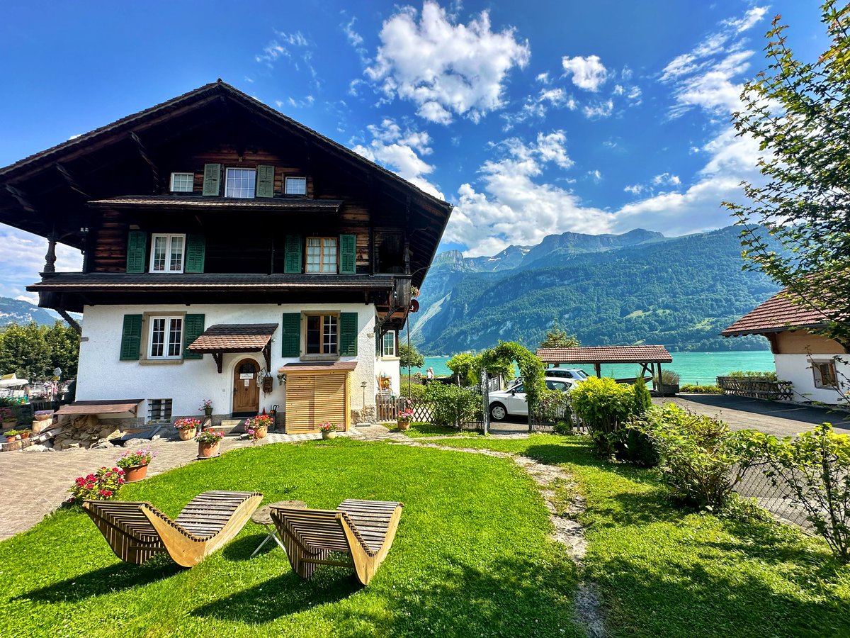 TeamTait's tweet photo. We’ve rented some incredible Airbnb’s in our time, but this might just be up there as one of the best! Right on the lake at Brienz 🇨🇭🏠🇨🇭 The location is absolutely unmatched 😍 #LakeBrienz #Switzerland https://t.co/jfQ80HiOl1