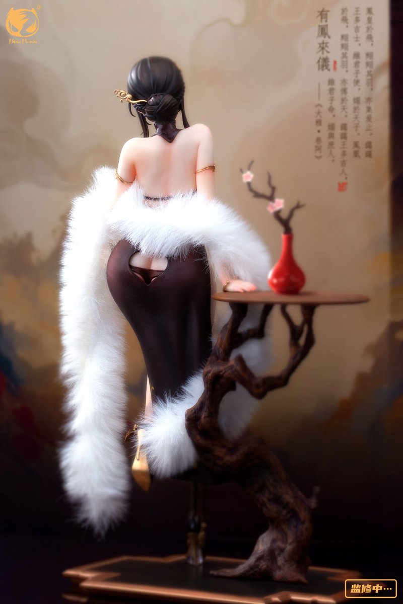 BearPanda_TOYS's tweet photo. 旗袍作为一种经典的中国传统服饰，BearPanda设计团队将旗袍独特的韵味最大化展示出来。 黑色作为一种基础色，具有很强的包容性和适应性金色花纹作为点缀辅助色，为整件旗袍增添前卫又不失雍容华贵的设计，勾勒出妩媚中散发优雅的性感女郎风格基调。 https://t.co/6k8rOxc01i