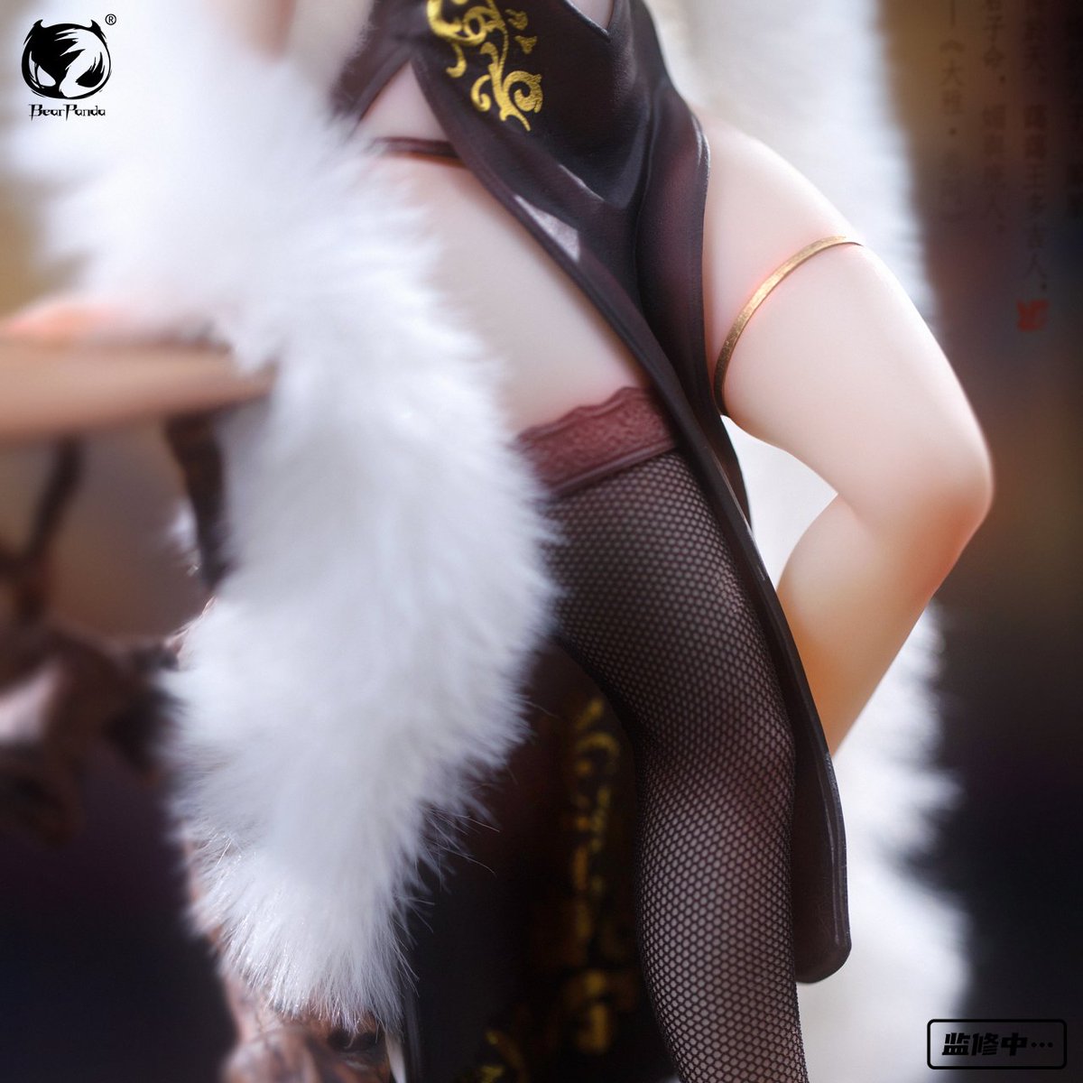 BearPanda_TOYS's tweet photo. 旗袍作为一种经典的中国传统服饰，BearPanda设计团队将旗袍独特的韵味最大化展示出来。 黑色作为一种基础色，具有很强的包容性和适应性金色花纹作为点缀辅助色，为整件旗袍增添前卫又不失雍容华贵的设计，勾勒出妩媚中散发优雅的性感女郎风格基调。 https://t.co/6k8rOxc01i