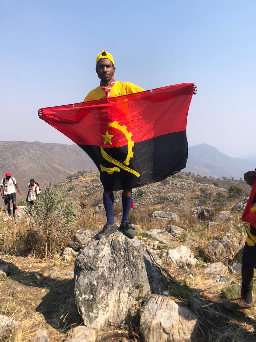 gall_electron's tweet photo. Abraçei o desafio e consegui escalar o ponto mais alto de Angola 🇦🇴 (Morro do Moco). Foram cerca de 4 horas para chegar ao topo, um total de 2620 metros de altitude. 
AEA 30 ANOS A IMPACTAR OS JOVENS E AS COMUNIDADES 
#Escutismo #aea #scouts https://t.co/LPtJh3iCGX
