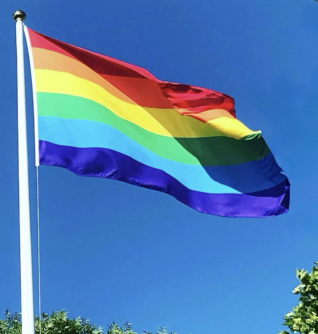 brannkyrka's tweet image. Idag inleds Stockholm Pride. Brännkyrka församling hissar regnbågsflaggan vid Brännkyrka kyrka, fr.o.m idag och hela veckan. 
För Kärleken och Livet. För allas rätt att vara den en är, och för en kyrka som alltid möter varje människa med kärlek och respekt.
❤️🧡💛💚💙💜