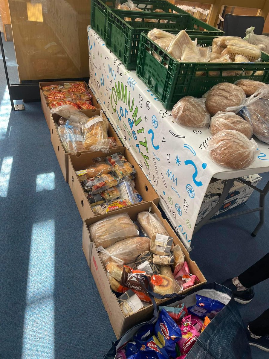 Camborne Community Larder returns to #Camborne Library (Basset Road) this morning from 9.15-10.30am 🍎🥦🍞
#communitylarder