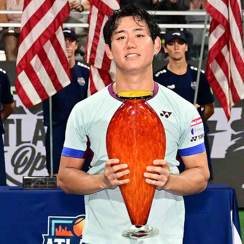 ATPTour_ES's tweet photo. 🏆 𝗧𝗘𝗥𝗖𝗘𝗥𝗔 𝗖𝗢𝗥𝗢𝗡𝗔 🏆

🇯🇵 @yoshihitotennis conquistó en Atlanta su primer título de la temporada y tercero de su carrera.

@ATLOpenTennis | #AtlantaOpen