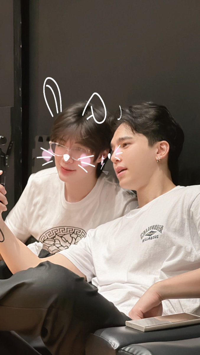 MMaxmaxPH's tweet photo. ᯓ 07292024 𝗨𝗣𝗗𝗔𝗧𝗘 | 𝐁𝐫𝐨𝐚𝐝𝐜𝐚𝐬𝐭 𝐂𝐡𝐚𝐧𝐧𝐞𝐥 🦖
🧸 #GGTalk
Behind the scenes~ 🩵🩷
⟿
°˖➴ @mmaxmaxxxx #mmaxmax
#ไดโนกรธัสส์ #ฮาร์ทดิสของแม้กณฐ https://t.co/SOlB6YrYRX