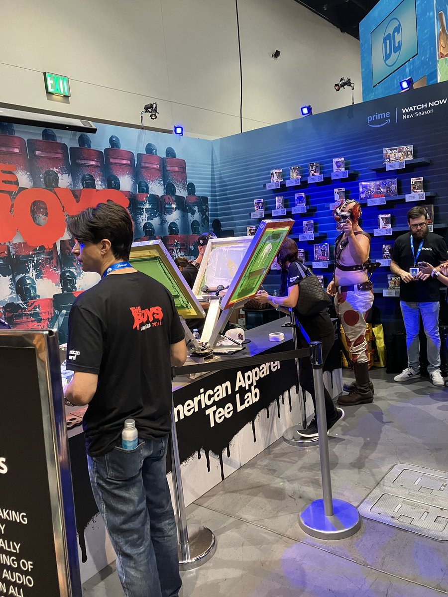 HollyConTokyo's tweet photo. SONYブースにあるAmazonプライム・ビデオのドラマ『THE BOYS』コーナーが大人気❗️

条件を満たすと貰えるオリジナルTシャツを求め、長蛇の列が形成されていました。
ちなみに柄は4種類から選べ、その場でプリントされます👕

#コミコン
#SDCC https://t.co/tjx0KzqfkJ