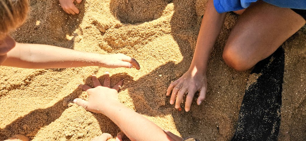 Hoy hemos reproducido un yacimiento #paleontológico con los más pequeños de #Juzbado. Ha sido en el marco del #Geoexperimenta que realizamos todos los veranos en el #Museodelafalla. #Salamanca #Geoparquesalamanca #proyectodegeoparquesalamanca #patrimoniogeologico #geodiversidad