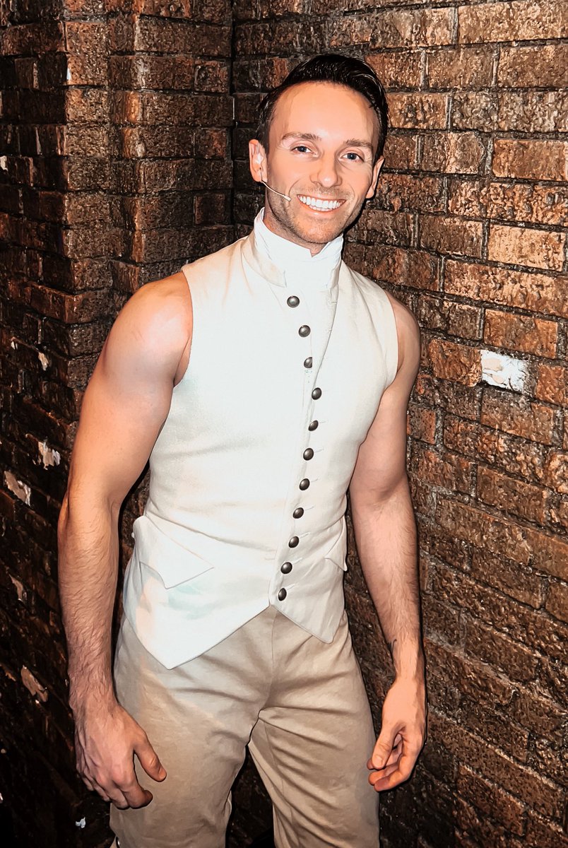 From pouring drinks at Hamilton to performing in it, this 5-year journey is proof that dreams do come true. To every actor facing rough times, keep believing in yourself. The wait is worth it. #hamilton #actor #actorslife #dreambig