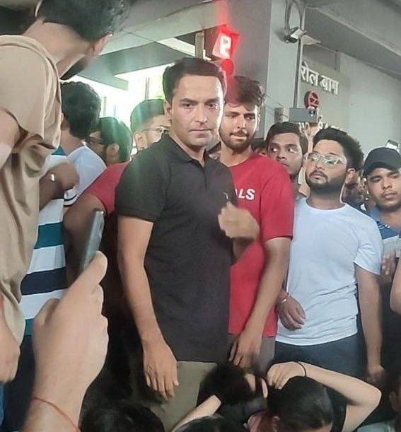 Siya7232's tweet photo. राजेंद्र नगर में हुए हादसे के बाद मात्र एक अध्यापक @amitkilhor   छात्रों के साथ आकर खड़े हुए हैं 
 बाकी के कहां गायब है??
अलख पांडे गायब
खान सर गायब 
विकास दिव्यकीर्ति गायब
अवध ओझा गायब 
इन्होने दिखा दिया कि इनके लिए स्टूडेंट्स कोई मायने नहीं रखता, मायने रखता है तो बस उनकी फीस और  बिजनेस,
 ऐसे लोगों का असली चेहरा सामने आना चाहिए, #RajendarNagar
#upsccoaching