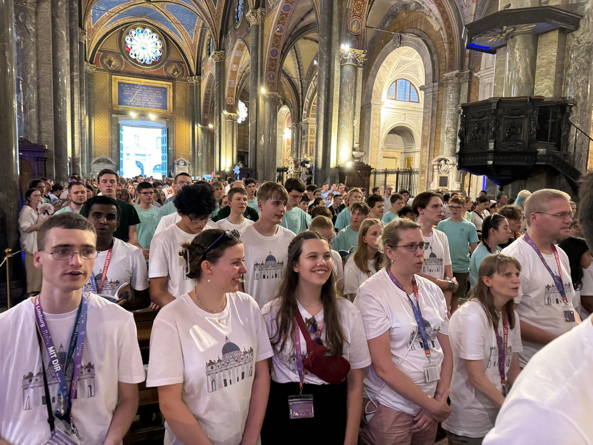 Unterwegs auf der internationalen Wallfahrt der Ministranten in Rom: Auch 25 Josefiner haben sich auf den Weg gemacht. Limburgs Bischof Bätzing hat den Eröffnungsgottesdienst in der Kirche Santa Maria sopra Minerva gefeiert.