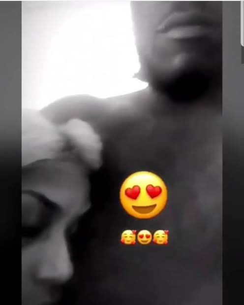 MoneyHeist_6's tweet photo. Burna boy was exposed for owing an Only Fan lady yesterday, He came online to quickly announce a new album just to cover the slander, If it was Davido every media would have posted it . If you come across this post retweet for a larger audience . @burnaboy go and pay your debt . https://t.co/gqullubnsm