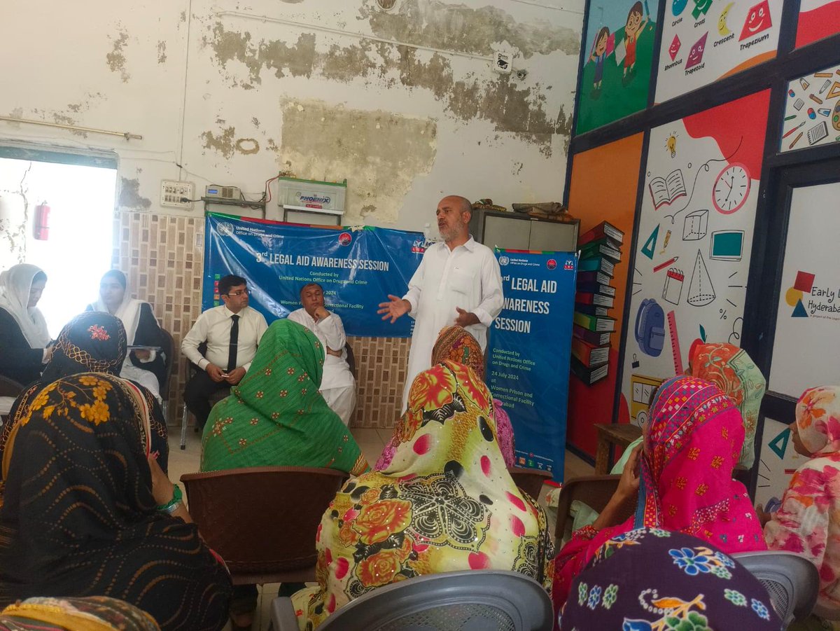 UNODCPakistan's tweet photo. @UNODC’s #GlobalProgramme series on legal aid awareness is actively progressing in Sindh. The third session took place at the Women’s Prison in Hyderabad, aiming to empower inmates by educating them about their legal rights and helping them access justice. https://t.co/5PKqwSmqQO