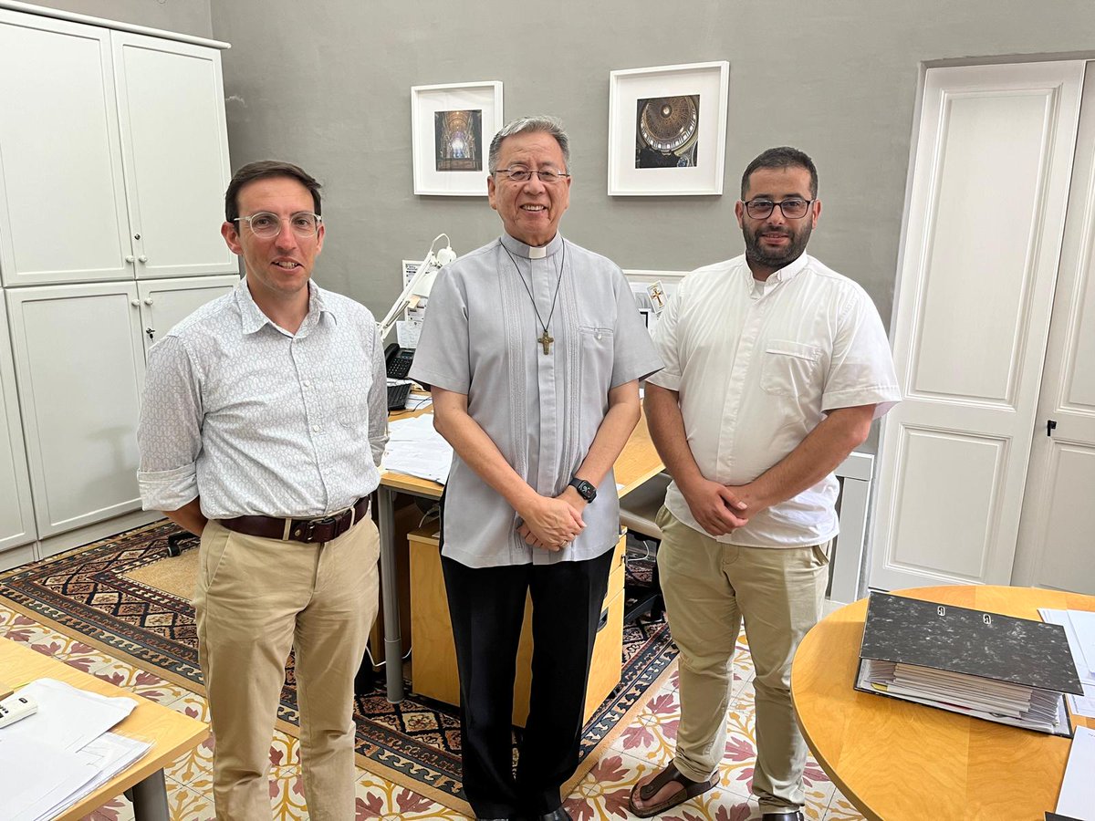Last Friday, Daniel Darmanin and Fr Anton D'Amanto welcomed Mgr Savio Hon Tai-Fai, Apostolic Nuncio in Malta, to the JP Commission office for a meeting with a group of migrants as part of the Employment Café meetings organised monthly by the Migrants Commission.