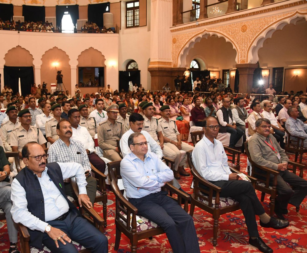 DrMohanYadav51's tweet photo. टाइगर स्टेट
"अपना मध्यप्रदेश..."

आज अंतर्राष्ट्रीय बाघ दिवस के अवसर पर कुशाभाऊ ठाकरे सभागार, भोपाल में आयोजित राज्य स्तरीय कार्यक्रम में सहभागिता की एवं विलेज रीलोकेशन सतपुड़ा मॉडल, कान्हा की कहानियाँ एवं पेंच टाइगर बिहेवियर एक्टिविटी किट-3 पुस्तक का विमोचन कर वन और वन्य प्राणियों के संरक्षण हेतु उत्कृष्ट कार्य करने वाले वन कर्मियों व अधिकारियों को सम्मानित किया

इस अवसर पर कैबिनेट मंत्री श्री रामनिवास रावत जी, राज्यमंत्री (स्वतंत्र प्रभार) श्रीमती कृष्णा गौर जी एवं राज्यमंत्री श्री दिलीप अहिरवार जी भी उपस्थित रहे।
