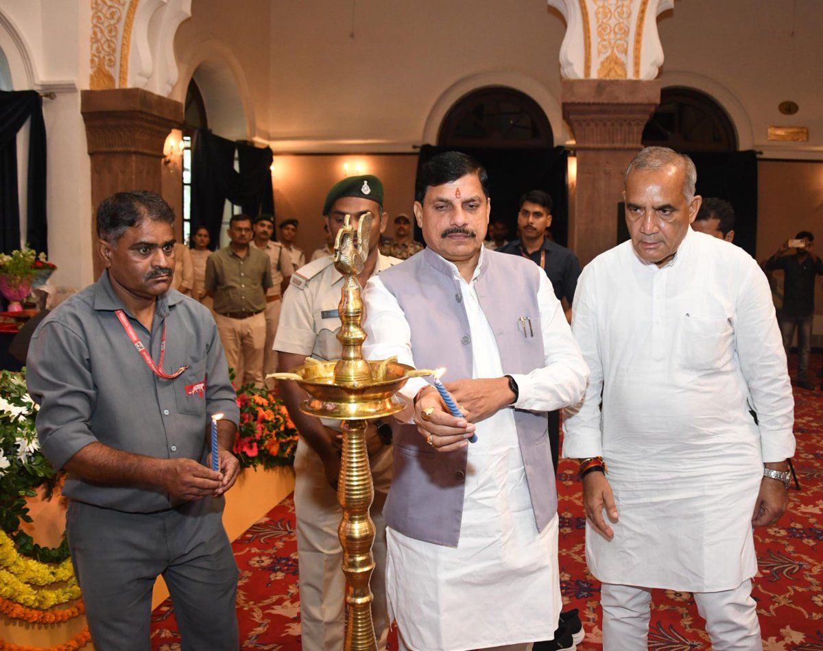 DrMohanYadav51's tweet photo. टाइगर स्टेट
"अपना मध्यप्रदेश..."

आज अंतर्राष्ट्रीय बाघ दिवस के अवसर पर कुशाभाऊ ठाकरे सभागार, भोपाल में आयोजित राज्य स्तरीय कार्यक्रम में सहभागिता की एवं विलेज रीलोकेशन सतपुड़ा मॉडल, कान्हा की कहानियाँ एवं पेंच टाइगर बिहेवियर एक्टिविटी किट-3 पुस्तक का विमोचन कर वन और वन्य प्राणियों के संरक्षण हेतु उत्कृष्ट कार्य करने वाले वन कर्मियों व अधिकारियों को सम्मानित किया

इस अवसर पर कैबिनेट मंत्री श्री रामनिवास रावत जी, राज्यमंत्री (स्वतंत्र प्रभार) श्रीमती कृष्णा गौर जी एवं राज्यमंत्री श्री दिलीप अहिरवार जी भी उपस्थित रहे।