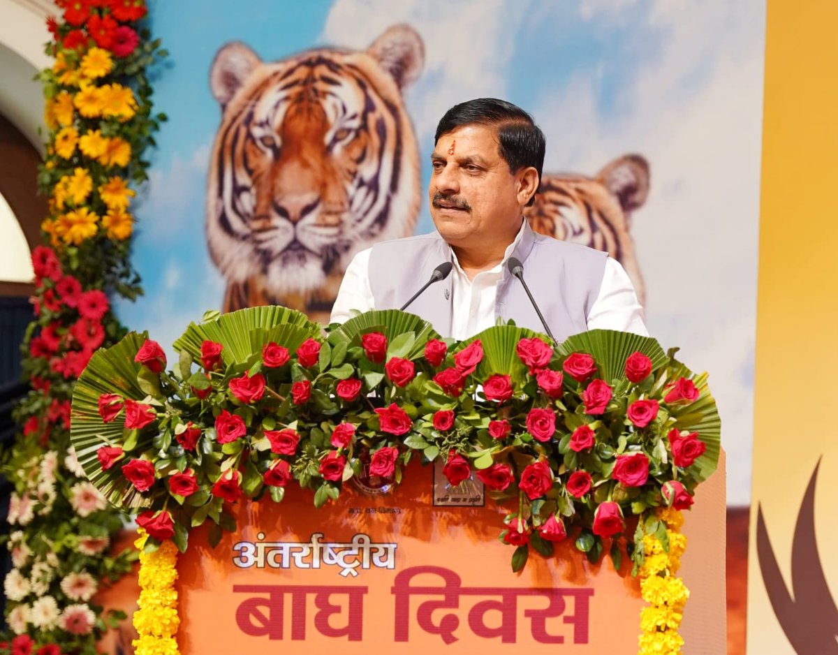 DrMohanYadav51's tweet photo. टाइगर स्टेट
"अपना मध्यप्रदेश..."

आज अंतर्राष्ट्रीय बाघ दिवस के अवसर पर कुशाभाऊ ठाकरे सभागार, भोपाल में आयोजित राज्य स्तरीय कार्यक्रम में सहभागिता की एवं विलेज रीलोकेशन सतपुड़ा मॉडल, कान्हा की कहानियाँ एवं पेंच टाइगर बिहेवियर एक्टिविटी किट-3 पुस्तक का विमोचन कर वन और वन्य प्राणियों के संरक्षण हेतु उत्कृष्ट कार्य करने वाले वन कर्मियों व अधिकारियों को सम्मानित किया

इस अवसर पर कैबिनेट मंत्री श्री रामनिवास रावत जी, राज्यमंत्री (स्वतंत्र प्रभार) श्रीमती कृष्णा गौर जी एवं राज्यमंत्री श्री दिलीप अहिरवार जी भी उपस्थित रहे।