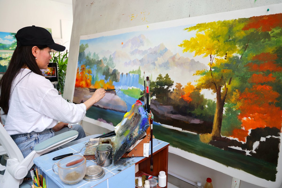 TouchShandong's tweet photo. #Salespersons from a #painting academy in Danigoutou Village of Qingdao West Coast New Area are seen selling #oil #paintings through #live #streaming. Nowadays, the oil paintings created here are popular in over 20 countries and regions in Europe and North America, and domestic sales covers all provinces in China, achieving an annual sales revenue of 300 million yuan.