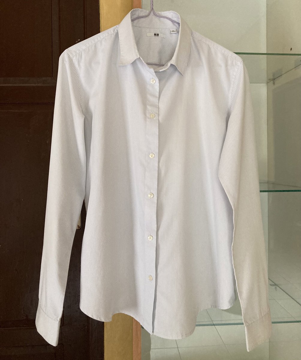 trymarr_'s tweet image. wts preloved kemeja uniqlo #wtb #wts #preloved